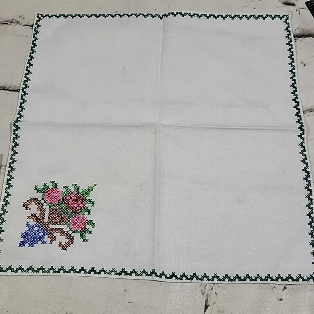 Vintage Cross-Stitch Embroidered Cloth Napkins Lot Of 4‎ Traditional Grannycore